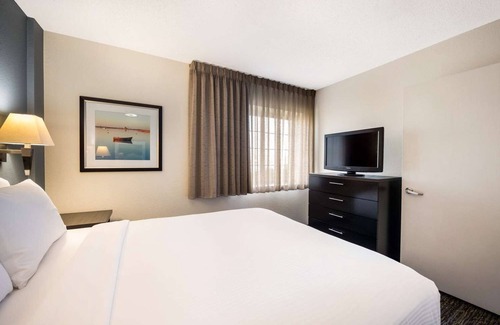 Burlington Hotel | Discover the Museum of Science - Family Property! Parking Available!