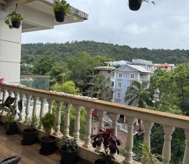 Siolim Bed & Breakfast | Dishney Den-Luxe 1BHK Stay with pool near Anjuna & Thalassa