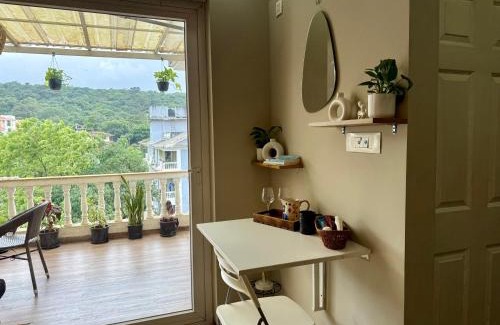 Siolim Bed & Breakfast | Dishney Den-Luxe 1BHK Stay with pool near Anjuna & Thalassa