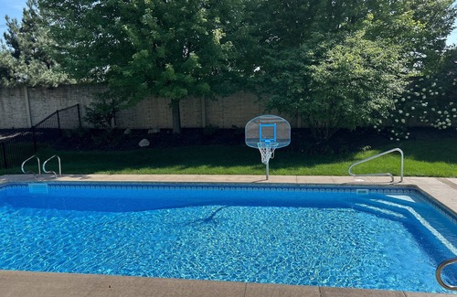 Fox Valley House | DNC Luxury corporate home. 30 from Chicago. Close by to highway or train.