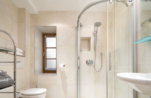 Hoetting Apartment | Do you know wild oak? This oak species is the main actor in this apartment ...