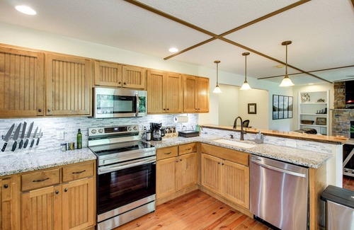Whiteside Cabin | Dock & Hot Tub: Tennessee River Cabin Getaway