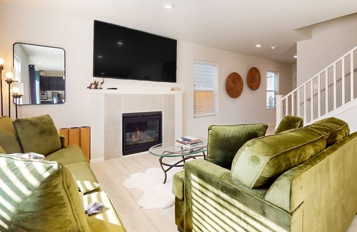 Sultan House | Dog-friendly bohemian home with enclosed yard, fireplace, & basketball court