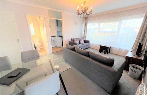 Oulton Broad Ski Chalet | Dog Friendly Chalet With Outdoor Seating At Broadland Park And Marina Ref 12050B