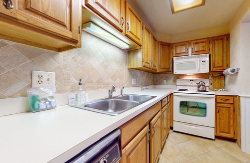 Jackson Condo | Dog-friendly condo near skiing with amazing Mt.Washington views, fireplace & W/D