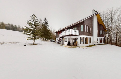 Jackson Condo | Dog-friendly condo near skiing with amazing Mt.Washington views, fireplace & W/D