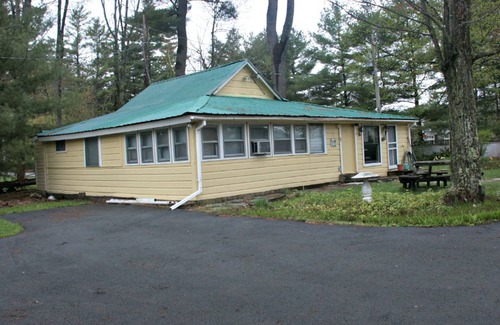 Poultney Cottage | Dog-Friendly cottage w/free WiFi, water views, great location