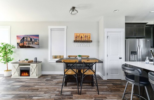 Carlton House | Dog-Friendly Downtown Carlton Townhouse #4, Steps to Tasting, Dining, Shops, BBQ