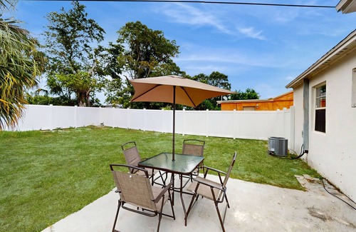 Riviera Beach House | Dog friendly home with Wifi, fully equipped kitchen & patio