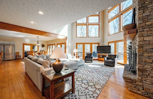 McHenry House | Dog Friendly Luxury Escape w/Hot Tub & Views
