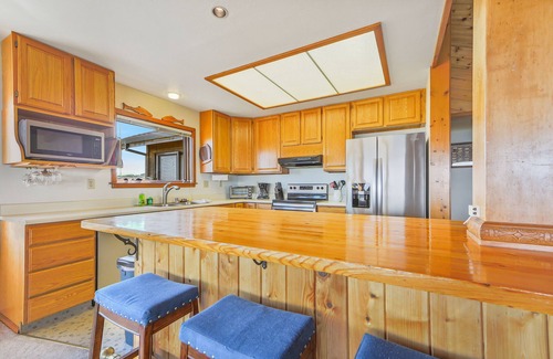 Fort Bragg House | Dog-friendly, oceanfront home with private hot tub - next to the State Park