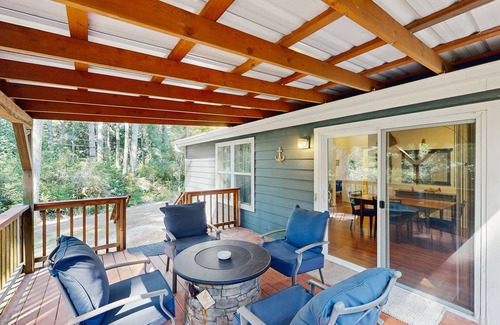 Bandon House | Dog-friendly single-level home with ramp entry access, firepit, W&D and WIFI