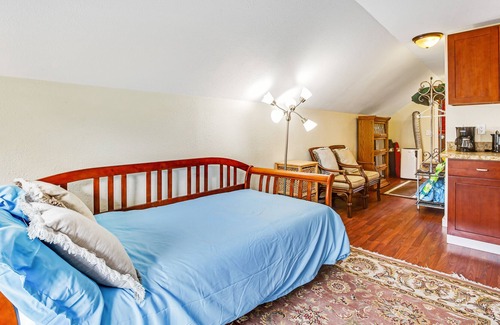Langley Apartment | Dog-friendly studio w/ beautiful garden - close to beach access, town & winery!