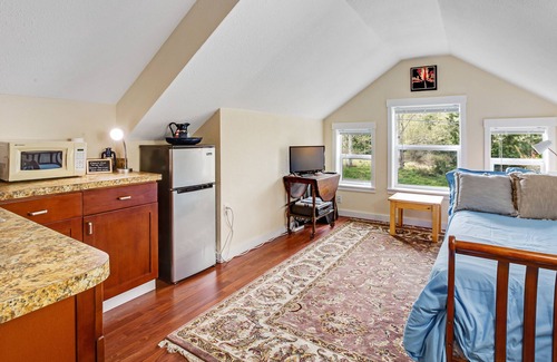 Langley Apartment | Dog-friendly studio w/ beautiful garden - close to beach access, town & winery!