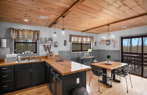 Owl Town Retreat Cabin | Dog friendly with a great view and fire pit! Hot tub!2 bed cabin