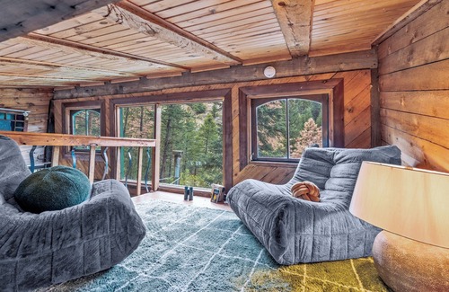 Jamestown Cabin | Dog-Friendly Year-Round Creekside Cabin Hot Tub 5.8 Acres