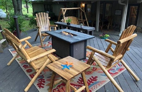 Wilburn House | Dog lovers.Fenced yard! Fire pit, Hot tub, wildlife, big deck and big fish!