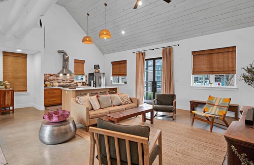 Brazos House | Dogtrot Hotel Suite A- Walking Distance from Magnolia Market.
