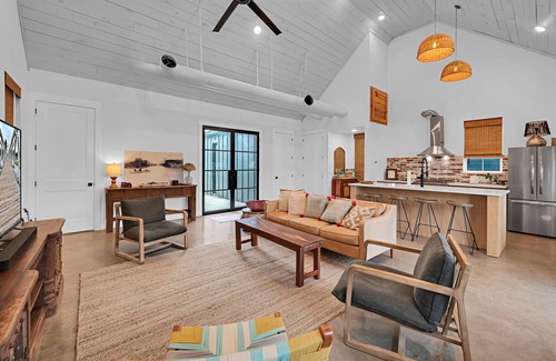 Brazos House | Dogtrot Hotel Suite A- Walking Distance from Magnolia Market.