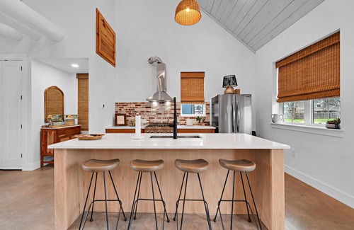 Brazos House | Dogtrot Hotel Suite A- Walking Distance from Magnolia Market.