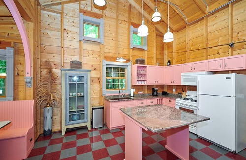 Fennville House | Dollybrook 4 - Pet friendly - community pool(CLOSED for the season) - groups allowed