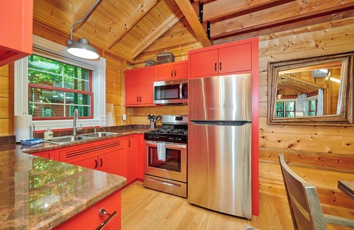 Fennville House | Dollybrook 5 - Pet Friendly - Community Pool - Groups Welcome