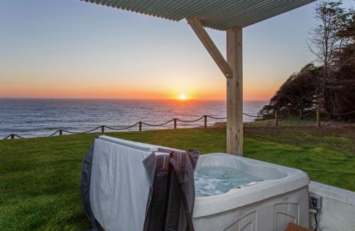 Shelter Cove Apartment | Dolphin by OceanviewHotTubs Oceanfront Shelter Cove Tesla