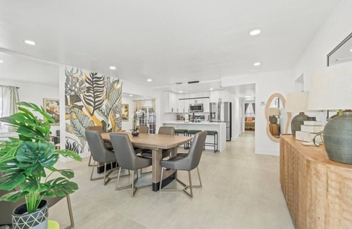 Tampa House | Dolphin Cove | Pool Hot Tub Tiki Bar