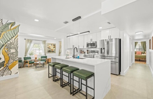 Tampa House | Dolphin Cove | Pool Hot Tub Tiki Bar