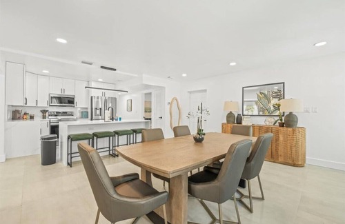 Tampa House | Dolphin Cove | Pool Hot Tub Tiki Bar