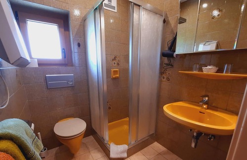 Feldkirchen in Kaernten Apartment | Doppelzimmer mit Balkon, Dusche, WC - Pension Hecher