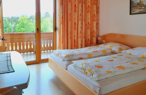 Feldkirchen in Kaernten Apartment | Doppelzimmer mit Balkon, Dusche, WC - Pension Hecher