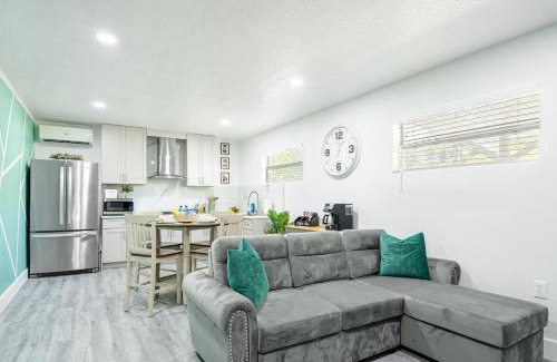 Mount Dora Apartment | Dora's Haven Getaway-Cozy 1Bedroom with Boat or Camper Parking- Free