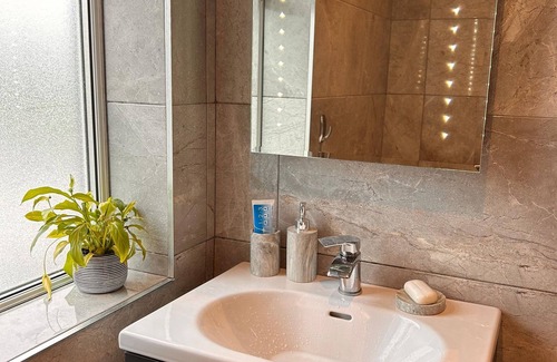 Swords Bed & Breakfast | Double bed 10mn by car Dublin airport 8mn bus & shops with light breakfast