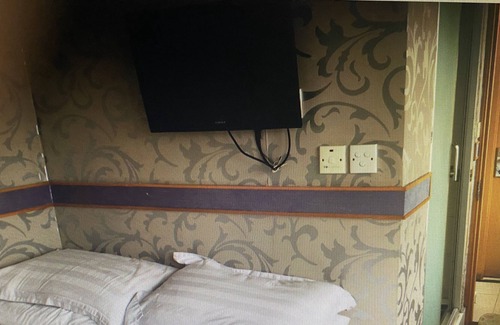 Mong Kok Apartment | Double bed room for 1 or 2 pax