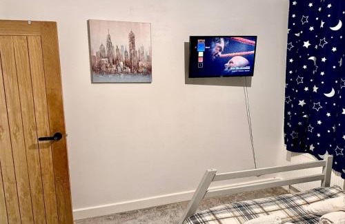 Emerson Park Apartment | Double bedrooms In Spacious Home