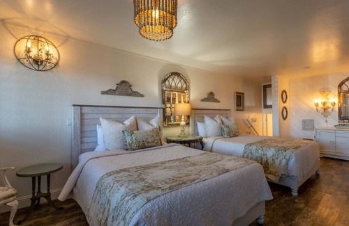 Bandon House | Double Queen Dream | Bandon Marina Inn