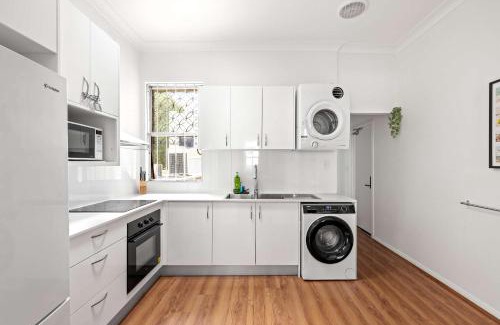 Kingsford House | Double Room in Kingsford - Next to the Station - Shared Bathroom