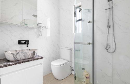 Kingsford House | Double Room in Kingsford - Next to the Station - Shared Bathroom