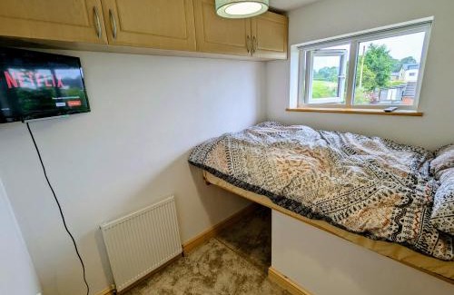 Bromley Cross House | Double Room l Large TV l Great Transport Links
