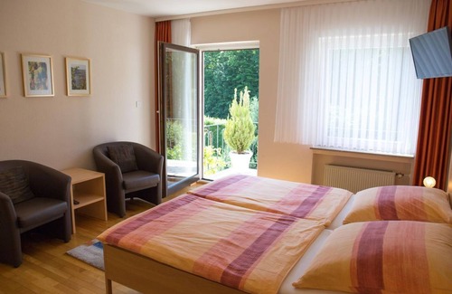Mehring Bed & Breakfast | Double room shower/WC with TV - Gästehaus Alfred u. Brunhilde Frick