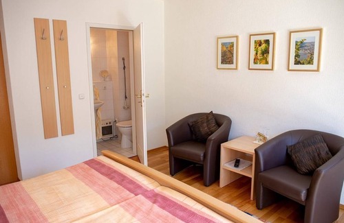 Mehring Bed & Breakfast | Double room shower/WC with TV - Gästehaus Alfred u. Brunhilde Frick