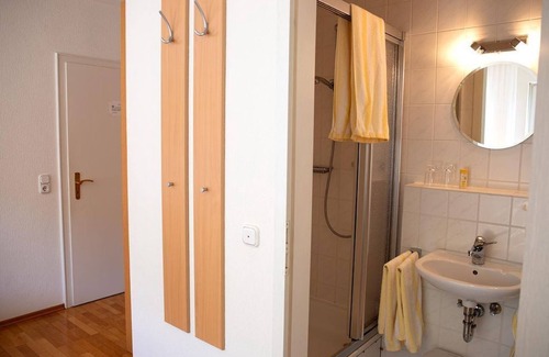 Mehring Bed & Breakfast | Double room shower/WC with TV - Gästehaus Alfred u. Brunhilde Frick