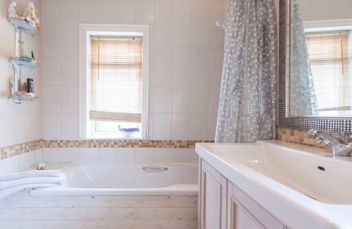 Leeds House | double room with private bathroom and kingsized bed in 3 bed semi