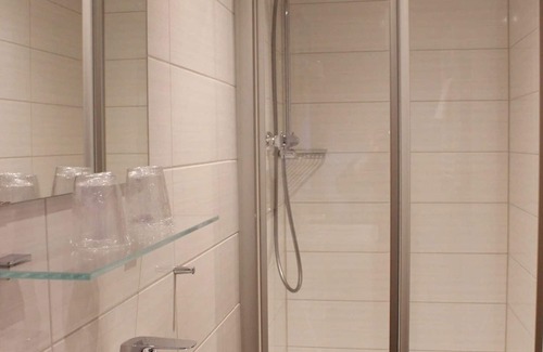 Hann. Muenden Apartment | Double room with shower /toilet incl. Breakfast - Landgasthaus zum Krug