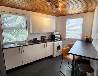 Hitchin House | Double room with shared facilities