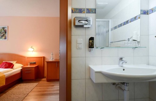 Abtenau House | Double room with shower, WC (handicapped accessible) - Traunstein, Gasthaus Landhotel
