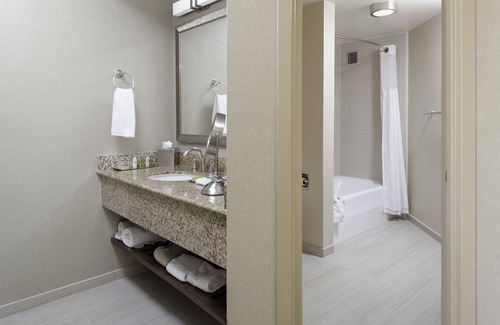 Overland Park Hotel | DoubleTree by Hilton Kansas City - Overland Park