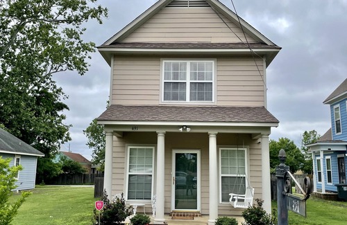 Uptown House | Downtown 3Br/3Ba Colonial Style Home