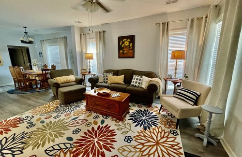 Uptown House | Downtown 3Br/3Ba Colonial Style Home